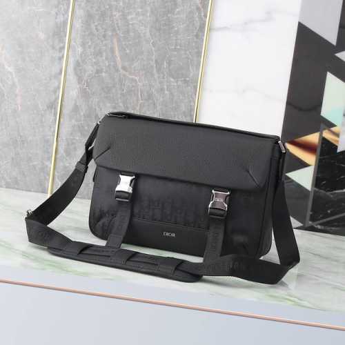 This Dior Explorer bag draws inspiration from the timeless messenger bag icon,