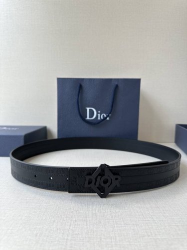 Width 3.5Cm This 35mm double-sided belt combines elegance with modernity. Made o