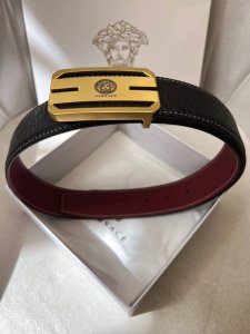 Versace. Original single-grain cowhide peacock pattern: lining with top-grain co