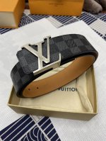 Comes with full gift box. Louis Vuitton Authentic Mold. This belt features doubl