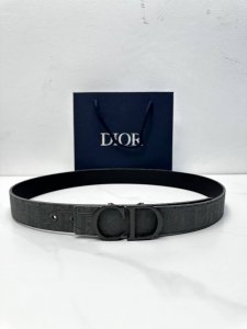 3.5cm Width. This Dior 35mm reversible belt combines elegance with modern style.