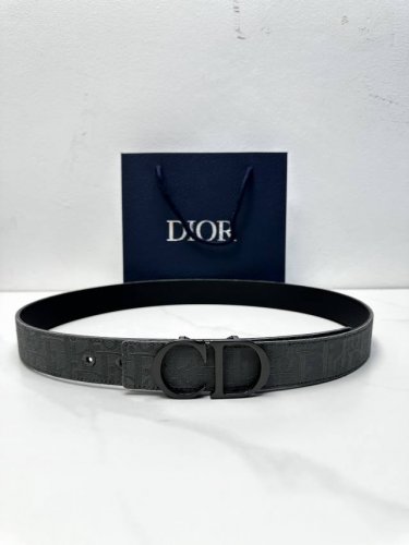 3.5cm Width. This Dior 35mm reversible belt combines elegance with modern style.
