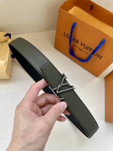 Lv Attract reversible belt features a slightly curved edge and a modern-shaped e