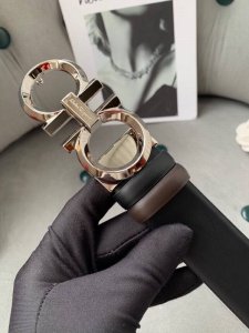 Comes with a full set of boutique gift box packaging. This Ferragamo belt reinte