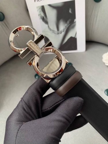 Comes with a full set of boutique gift box packaging. This Ferragamo belt reinte