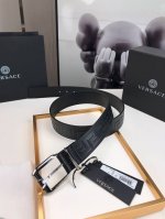 Versace This elegant belt is made from superior quality calf leather with an emb