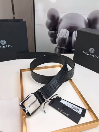 Versace This elegant belt is made from superior quality calf leather with an emb