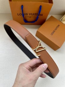 Lv Attract reversible belt features a slightly curved edge and a modern-shaped e