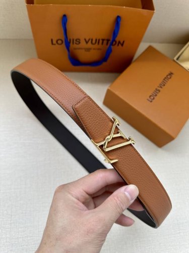 Lv Attract reversible belt features a slightly curved edge and a modern-shaped e