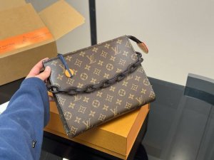 With boxSize: 26.20Cm Once again upgraded a modified model Lv old flower toiletr