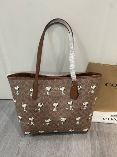 Coach's new May arrival, the new Snoopy City Tote, features the cutest monogram
