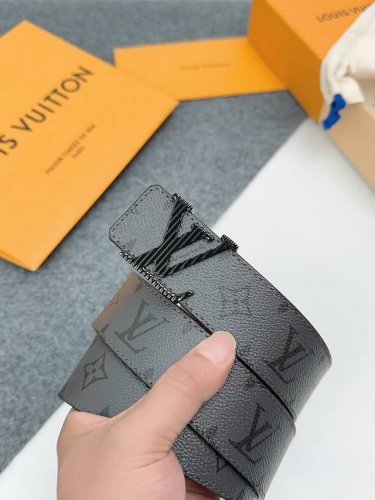 L0Uis Vuitt0N is 40mm wide and features a premium steel buckle, perfect for busi