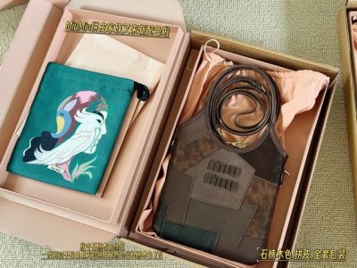 With boxSize: 19*32 Including wristThe Miumiu leather family has a new color sch