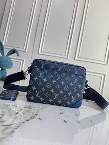 Premium original chip code change. This M11592 Trio messenger bag is crafted fr