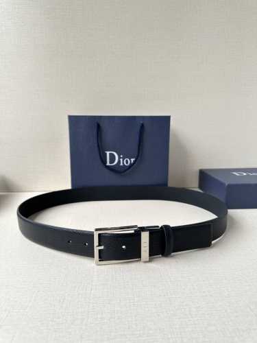 This 35mm belt is a perfect blend of elegance and modernity. Double-sided, one