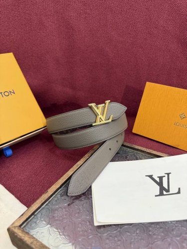 Lv Flowergram 30Mm belt boasts an exquisite design, combining versatility with a