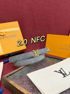 This beautiful 2.0 width LV belt pays homage to the brand's creativity. Its des