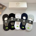 Comes in a box of five pairs of Versace men's boat socks. A must-have for trend
