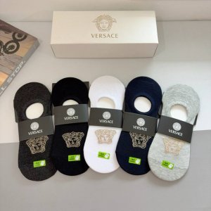 Comes in a box of five pairs of Versace men's boat socks. A must-have for trend