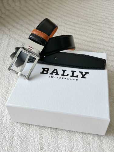 Bally double-sided leather belt, 3.4cm wide. A striking contrast of black and br
