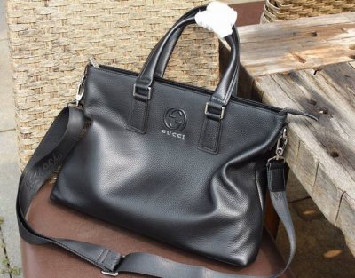 Model: 33246-5. Made from premium Gucci leather inside and out, this bag featur