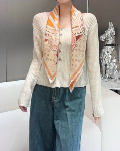 Vintage Poster Size: 90x90cm 100% twill silk 18mm original weight Exquisite hand