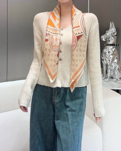 Vintage Poster Size: 90x90cm 100% twill silk 18mm original weight Exquisite hand