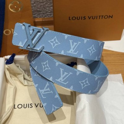 - Lvjia Men's Double-Sided Belt DDD. This double-sided belt cleverly combines M