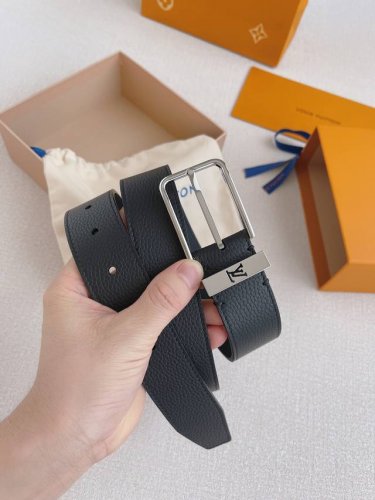 This Louis Vuitton Taurillon calfskin belt features an Louis Vuitton logo metal