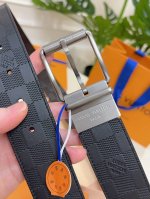Classic LV belt, exuding quality, with a sleek and stylish metal buckle. It loo