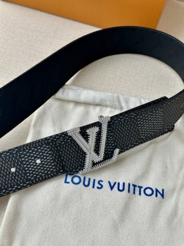 This Lv floral 4.0 wide reversible belt revisits historical elements of the hous