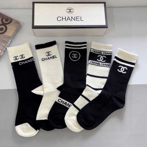 Comes with packaging, 5 pairs per box. High-quality Chanel classic socks, soft