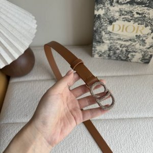 This Dior belt is crafted from smooth cowhide and adorned with a classic metal C