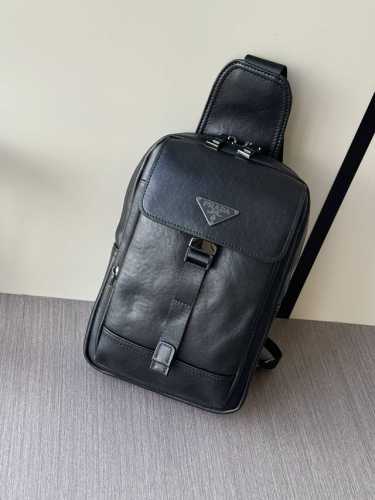 Top-tier counter goods, the latest Prada full-leather chest bag, a popular univ