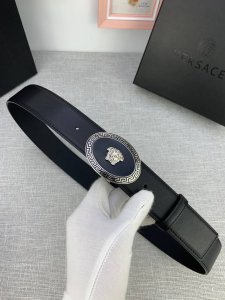 Width: 4.0cm This Versace oval steel buckle: leather-bottomed belt is decorated