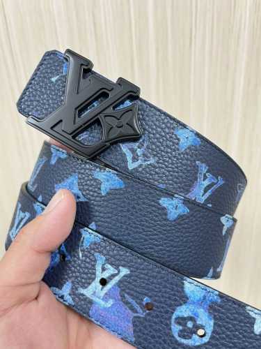 This reversible belt captures a painter's creative moment with a watercolor eff