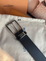 Vendome belt features smooth lines outlined in cowhide leather, exuding a compos