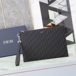 A4 Clutch Black Oblique Print Model: 2Esca339Yse_H03E_Tu This A4 clutch is sleek