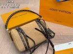 Suede aircraft box Lv Louis Vuitton's new Speedy Soft pillow bag comes with a d