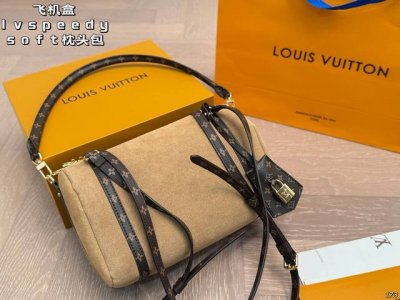 Suede aircraft box Lv Louis Vuitton's new Speedy Soft pillow bag comes with a d
