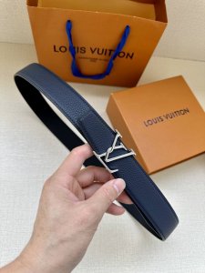 Lv Attract reversible belt features a slightly curved edge and a modern-shaped e