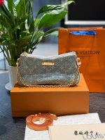 Lv new denim is a summer must-have. Double zipper mahjong bag has a retro look a