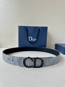 Width 3.5cm. This 35mm reversible belt combines elegant style with modern flair.