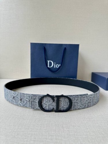 Width 3.5cm. This 35mm reversible belt combines elegant style with modern flair.