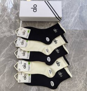 Special Packaging Alo New Embroidered Mid-Length Slouch Socks! Five pairs per bo