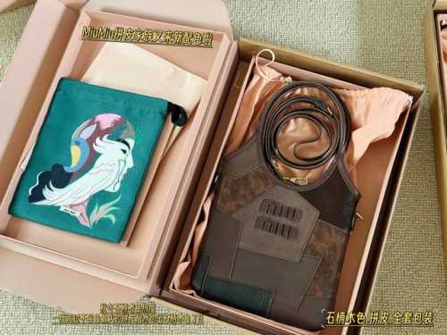 With boxSize: 19*32 Including wristThe Miumiu leather family has a new color sch