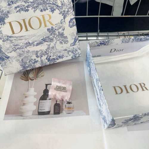 Comes with box. Dior's new claw clip, a fresh and stylish summer accessory! Simp