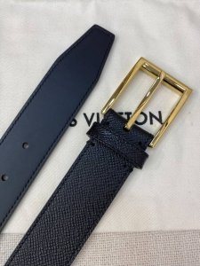 Lv classic series belt adopts Lv Logo metal ring design, suitable for casual and