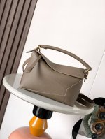 New version of the geometric bag, a small 24cm puzzle handbag! Made of imported