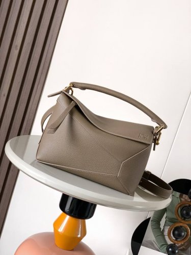 New version of the geometric bag, a small 24cm puzzle handbag! Made of imported